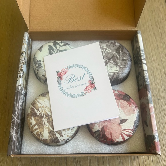 Gift box of 4 soy wax candles Scents:French Vanilla, Lavender, Freesia, Rosemary - Picture 6 of 14